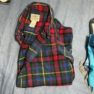 Men’s L.L bean flannel size small.
